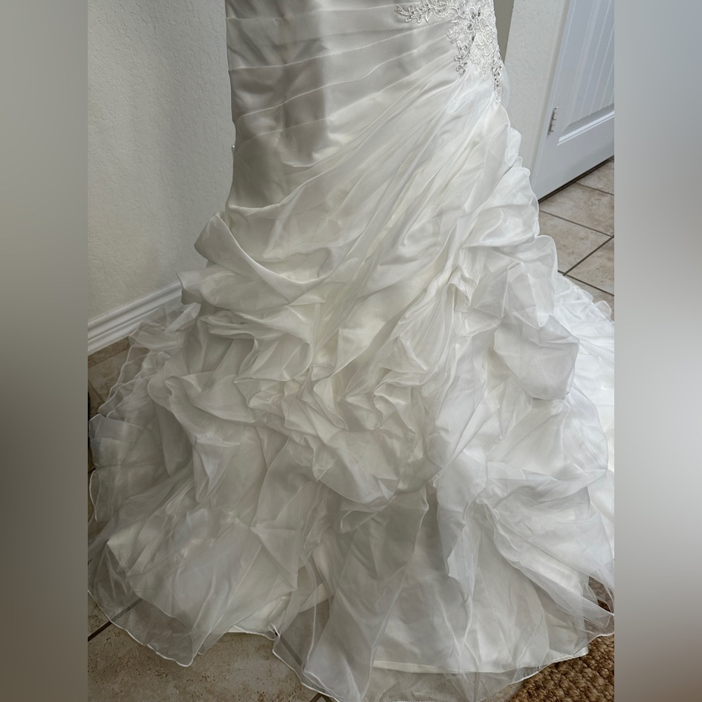 ✨ David’s Bridal Strapless Wedding Gown – NWT | Size 8 | MSRP $699 - Picture 4 of 13